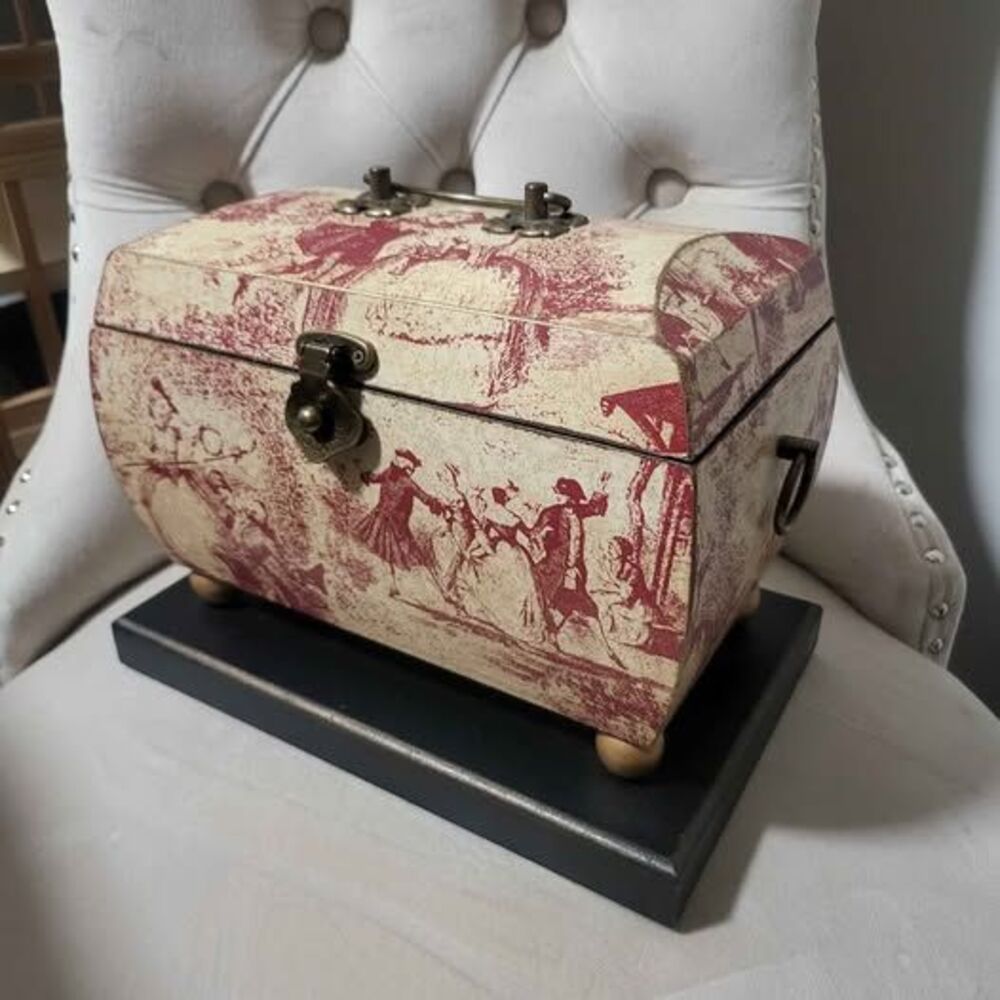 Vintage Decorative Wooden Keepsake Chest / Treasure Box